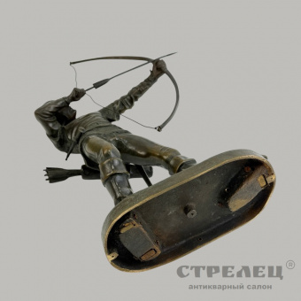 фото — бронзовая статуэтка «средневековый лучник». tourgueneff. франция, 19 в.